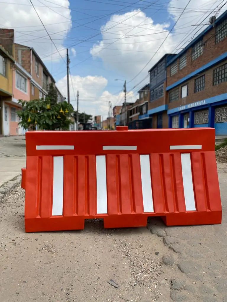 Barrera o maletín plástico de señalización vial reflectivo